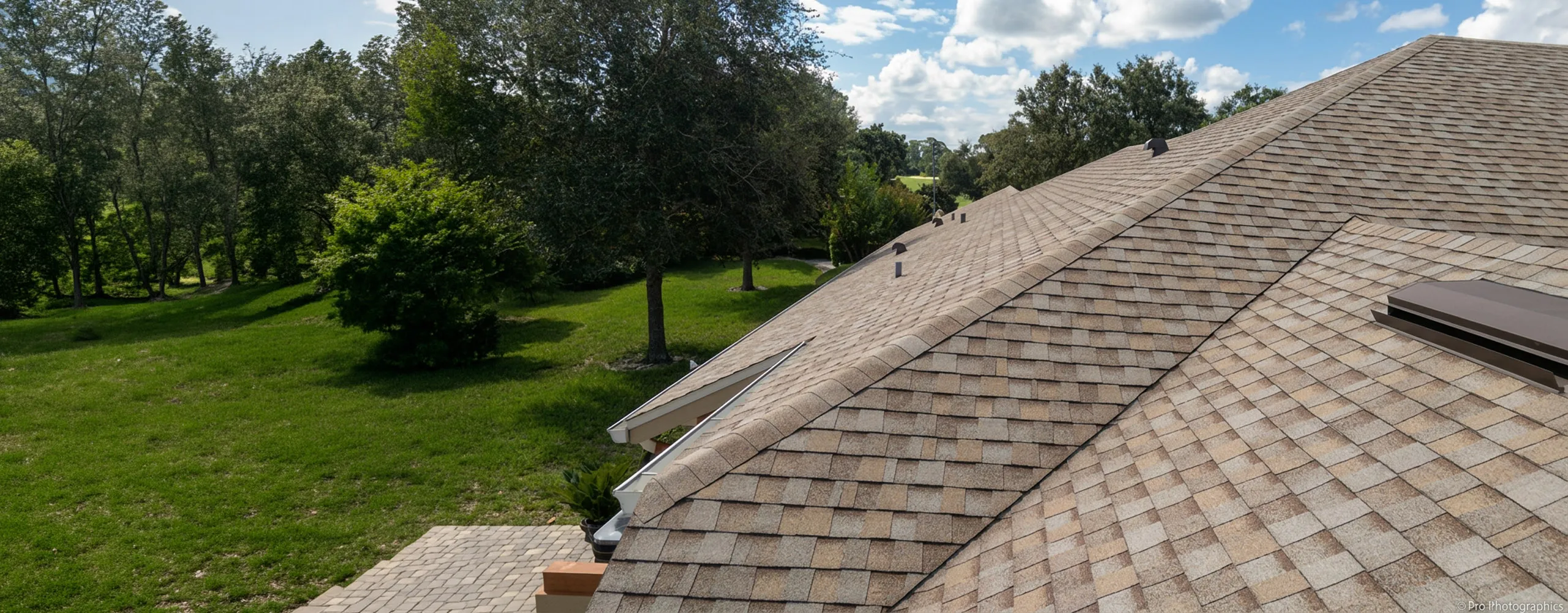 Equipo de techadores trabajando en una vivienda del centro de Florida